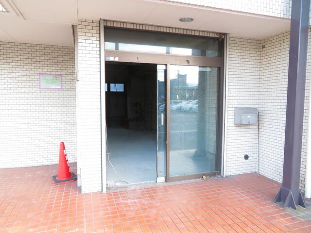 市川市湊新田１丁目の店舗事務所のエントランス