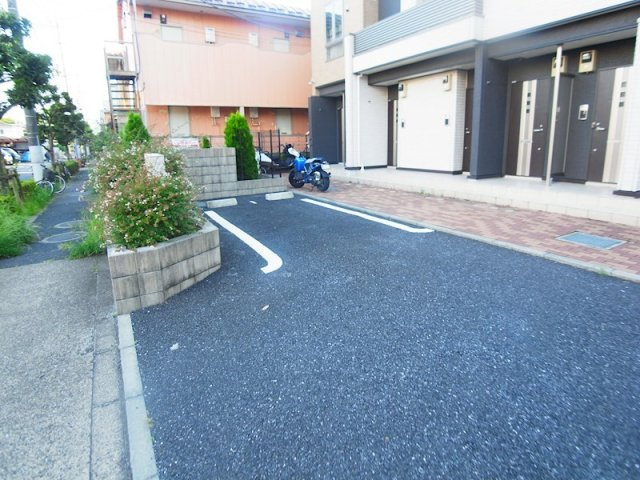 パリス・デイジーの駐車場