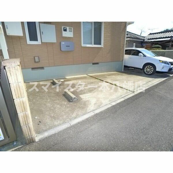 サンモール市川の駐車場