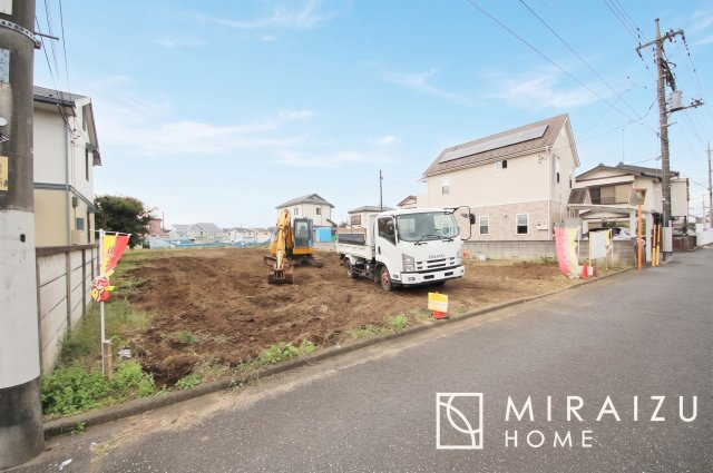 【前面道路含む現地写真】 | お車の運転に自信のない方でも安心かなと思います。とても解放感があり、日当たりも気持ちよさそうです。