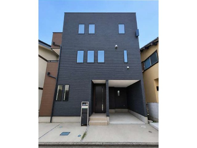 【外観】 | 入間郡三芳町竹間沢　中古一戸建住宅　(ふじみ野店) | 2022年築のきれいな外観！車1台分のガレージ付き3階建て住宅