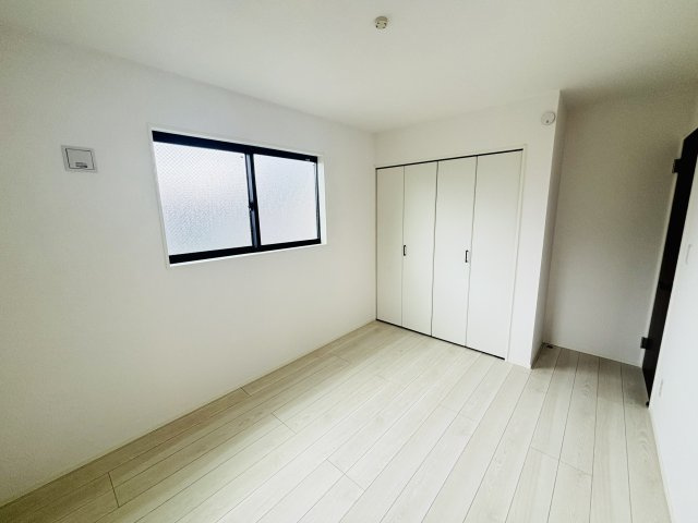 GRAFARE DESIGN熱田区千年｜名古屋市の戸建ならホームアップの洋室|全室にクローゼットを完備。お洋服や荷物を隠して収納できるので、お部屋をいつも広々スッキリと保てます。