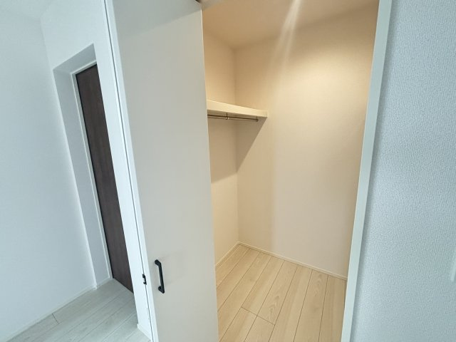 GRAFARE DESIGN熱田区千年｜名古屋市の戸建ならホームアップの収納|ご夫婦の衣類をまとめて収納できる頼もしい大容量WIC