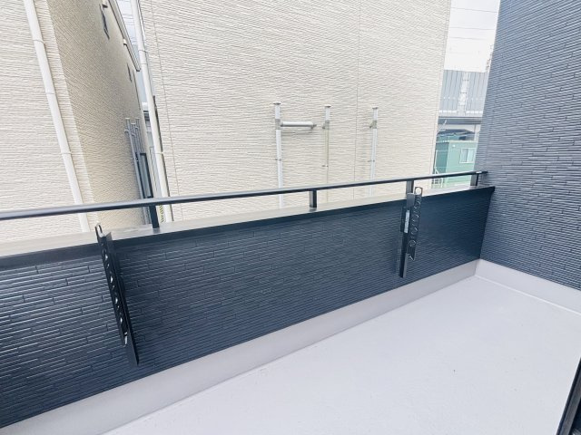 GRAFARE DESIGN熱田区千年｜名古屋市の戸建ならホームアップのバルコニー|南向きの広いバルコニーなら、家族みんなの洗濯物も一気に乾いて家事時短に