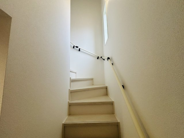GRAFARE DESIGN熱田区千年｜名古屋市の戸建ならホームアップの内装|小さなお子様からご年配の方まで。家族みんなが安心して上り下りできるよう、安全性に配慮した手すり付き階段