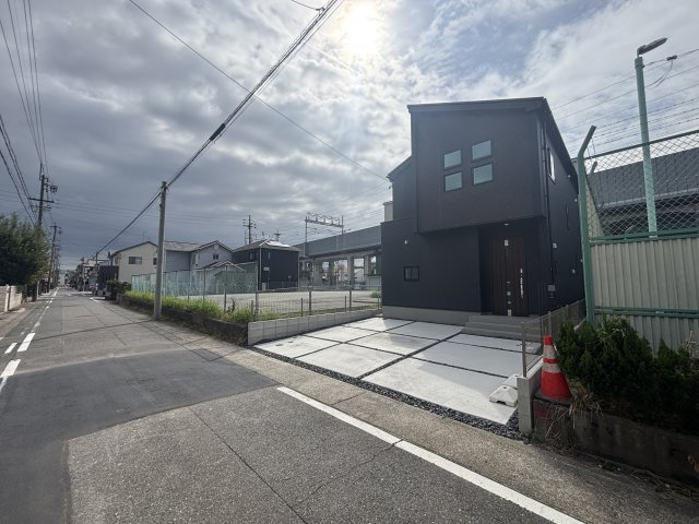 GRAFARE DESIGN熱田区千年｜名古屋市の戸建ならホームアップの駐車場|ご夫婦それぞれで車を所有しても安心の並列2台駐車。朝の忙しい時間帯も、車の入れ替え不要でスムーズに出発できます