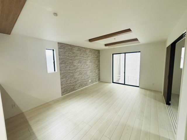 GRAFARE DESIGN熱田区千年｜名古屋市の戸建ならホームアップの居間・リビング|たっぷりの陽光が降り注ぎ、自然と家族が集まる明るい空間。笑顔あふれる団らんの時間がここから始まります。