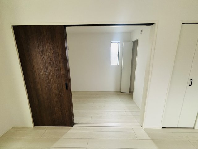 GRAFARE DESIGN熱田区千年｜名古屋市の戸建ならホームアップの洋室|リビング横には3.5帖の洋室