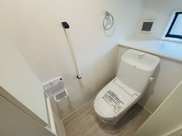 GRAFARE DESIGN熱田区千年｜名古屋市の戸建ならホームアップのトイレ|2か所にトイレを完備。混み合う朝や来客時も安心の設計！