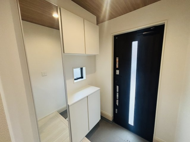 GRAFARE DESIGN熱田区千年｜名古屋市の戸建ならホームアップの玄関|大容量のシューズボックスで、散らかりがちな玄関もスッキリ。