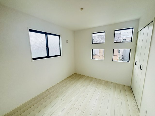 GRAFARE DESIGN熱田区千年｜名古屋市の戸建ならホームアップの洋室|窓から心地よい光と風を取り込む二面採光。プライベートな時間をゆったりと過ごせる、安らぎの居室空間です。