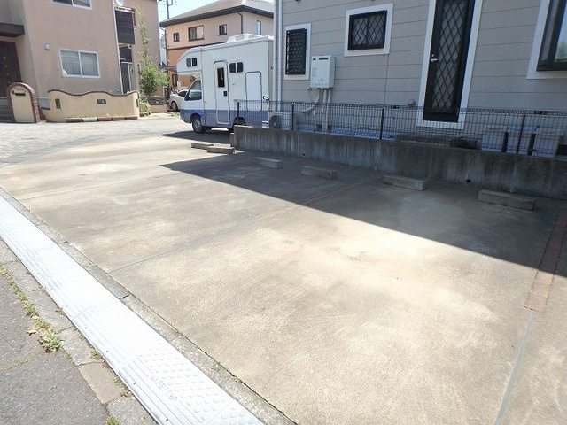 メゾン松葉の駐車場