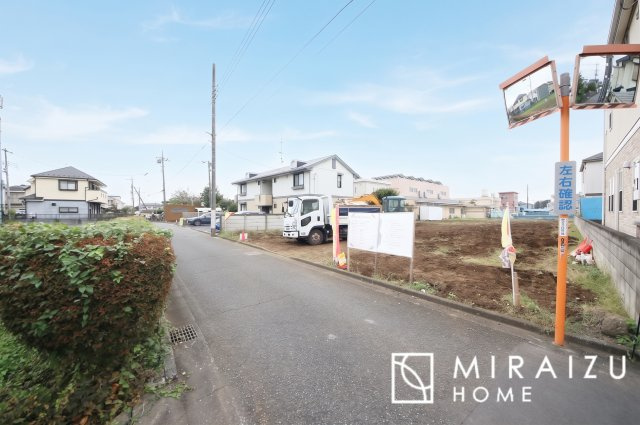 【前面道路含む現地写真】 | 通勤や家族の送迎など、毎日の生活にマイカーが欠かせない方にとって駐車場は大事な条件。敷地内にカースペースがあれば、お出かけやお買い物の際の搬入出も楽々です。