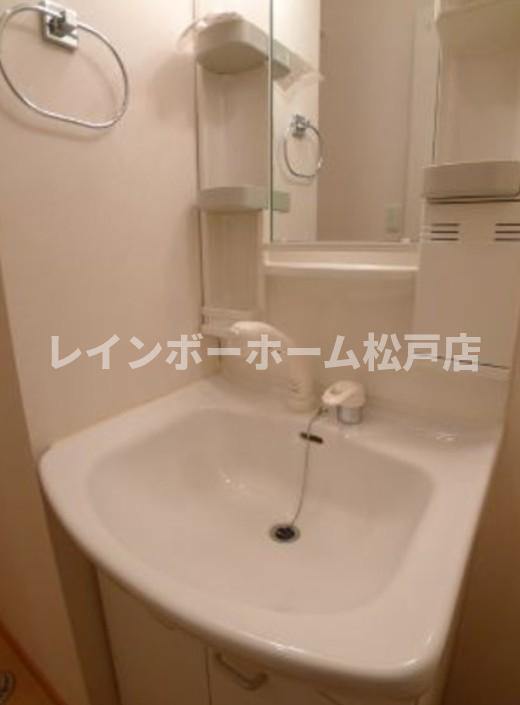 キャトルセゾンの独立洗面台|明るい洗面所です