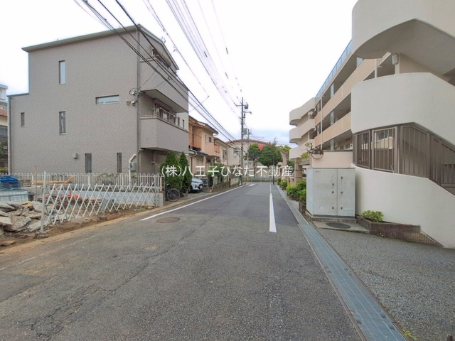 『八王子市新築戸建て』八王子市散田町5-26-8【仲介手数料無料】　８期の前面道路含む現地写真|～仲介手数料無料☆八王子ひなた不動産～八王子市散田町　新築戸建て