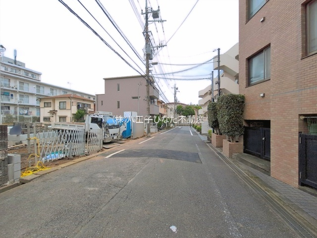 『八王子市新築戸建て』八王子市散田町5-26-8【仲介手数料無料】　８期の前面道路含む現地写真|～仲介手数料無料☆八王子ひなた不動産～八王子市散田町　新築戸建て