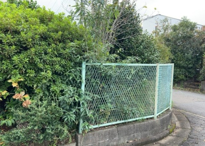 【庭】 | 緑ヶ丘第３住宅 | 物件によっては、入居者が個人的に使用できる専用庭がついているものもあります。また、住宅の中にある土間の部分を庭と呼ぶこともあります。庭の用途は住む人によって変わり、それによってデザインもさまざまです。