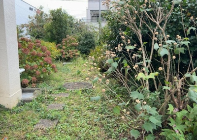 【中庭】 | 緑ヶ丘第３住宅 | 中庭（パティオ）とは、一つの建築物の内部に設けられた、壁などで囲われている庭のことを指します。コの字型、ロの字型が主流ですが、L字型の中庭もあります。最近では、インテリア性の高さからも人気があります。