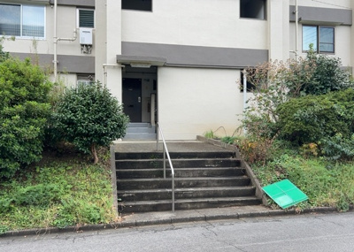 【受付】 | 緑ヶ丘第３住宅 | 受付はマンションコンシェルジュがいる場合もあれば、管理人が滞在する小部屋を総称して呼ぶことがあります。主にエントランスに設置されていることから、防犯面でも期待ができます。防犯設備がない場合はより安心！