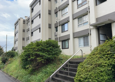 【ロビー】 | 緑ヶ丘第３住宅 | ロビーというと、エントランスと何がちがうの？と思いますよね。実はロビーとエントランスには明確な決まりはありません。物件によっては、エントランスを入って広がるある程度の広さのある空間がロビーとなります。