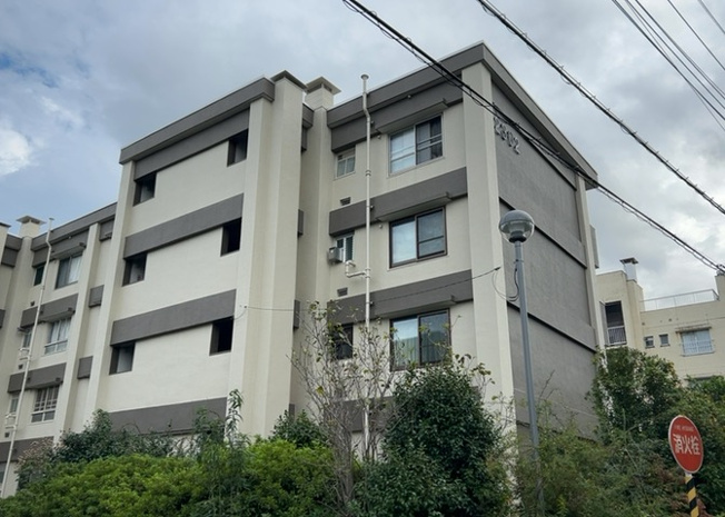 【外観】 | 緑ヶ丘第３住宅 | マンションの外観は非常に重要なポイントです！外観の善し悪しは資産価値に大きな影響を与えます。外観のいいマンションを購入することで、高値で売却がしやすく、買い手が見つかりやすいというメリットがあります。