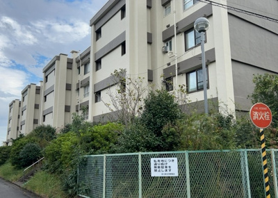 【外観】 | 緑ヶ丘第３住宅 | 隣家の土地はどうなっているのか、生活利便施設が近くにあるのか、学校まで近いかなど、お客様のライフスタイルにあわせたイメージが重要です。また、近くにあると困る施設が近くにないかも確認するといいでしょう。