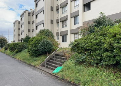 【現況写真】 | 緑ヶ丘第３住宅 | 道幅が広い場所は日当たりや風通が良好です。幅が広いのですれ違いも可能ですし大きな車でも駐車可能！一方で、大型車が通ることも多くなるため交通量の増加により騒音に繋がります。また土地の値段が高くなります。