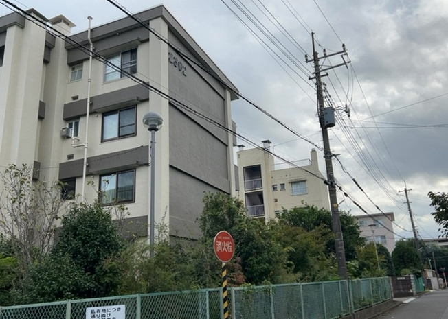 【外観】 | 緑ヶ丘第３住宅 | 外観はマンション管理がされているかの目安になります。築年数が古いと、壁面は劣化してひび割れが生じることも！建物が古びていても細かいところが修繕されていると、きちんと管理されているなぁと感じるでしょう。