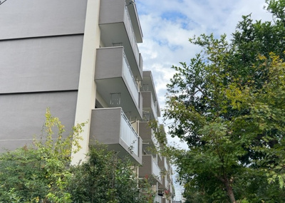 【バルコニー】 | 緑ヶ丘第３住宅 | 一般的なバルコニーは、奥行1.5ｍ程ですが、ワイルドバルコニーは2ｍまで広がっています。そのため洗濯物の間隔をあけ干すことができ、乾きやすいというメリットや、ガーデニングが楽しめる等の特徴があります。