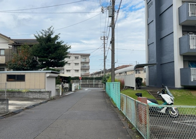 【展望】 | 緑ヶ丘第３住宅 | 眺望の良さを楽しめるダイニングキッチンで家族団らんの時間を過ごしてはいかがでしょうか。バルコニーから見える景色を家族で眺める時間は、時間が経つのを忘れてしまいそうですね。是非、現地を見に行きましょう！