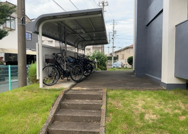 【駐車場】 | 緑ヶ丘第３住宅 | 車一台あたりに必要なスペースは、標準サイズの普通自動車で横幅2m50cm、長さ5mは必要になります。ただし、乗降のことも考慮して横幅3m30cm、長さ5m50cmほどは確保できるところを選びましょう。