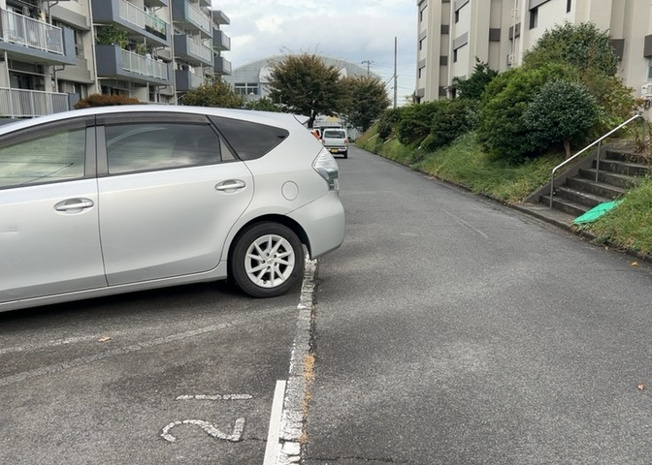 【駐車場】 | 緑ヶ丘第３住宅 | 駐車場と明記されていても、最小スペースでつくられた駐車場だと大型車は駐車できなかったり、出入りしにくくなったりする可能性があります。お車のサイズと購入したい物件の駐車場のサイズを現地で確認しましょう。
