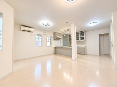 【居間・リビング】 | 堺市東区北野田　中古戸建 | 18.75帖の広々空間のリビングです。ご家族の憩いの場としておすすめです。
※家具等はAIで加工して無くしております。