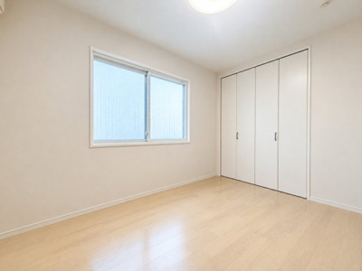 【洋室】 | 堺市東区北野田　中古戸建 | 子供部屋におすすめの間取りのお部屋です。
※家具等はAIで加工して無くしております。