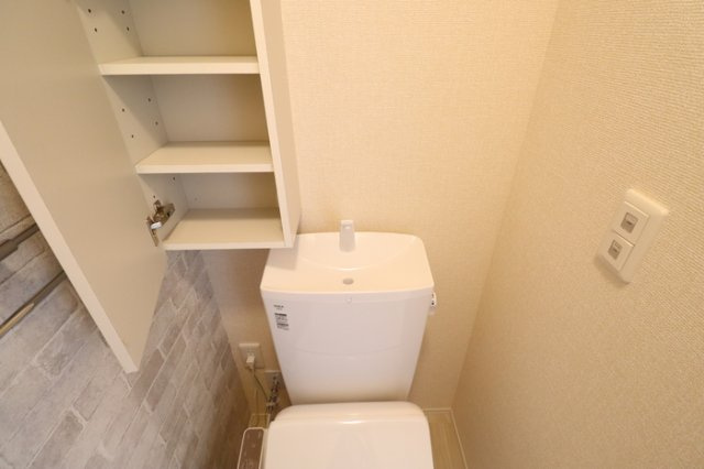 アイウェル湘南台のトイレ|トイレには収納棚があります