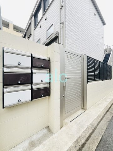 新宿区大久保２丁目のアパートのエントランス