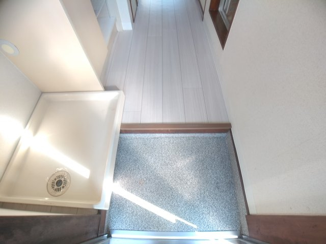 厚木市三田南３丁目のアパートの玄関