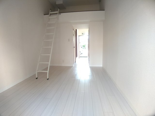 厚木市三田南３丁目のアパートの洋室