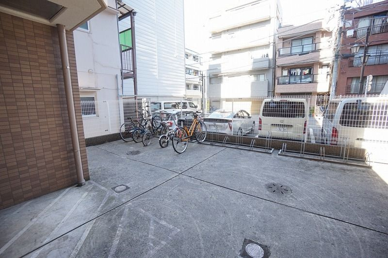 ロアール北新宿の駐車場