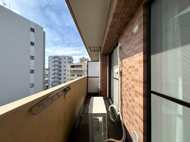 何もなさそうで意外となにかはある地。それが西横浜。何と言っても横浜駅まですぐの距離感は、毎日のこととなると見逃せない高ポイント！室内仕様もGOODな『リブゼ西横浜』リノベーションのバルコニー|開放的で明るい空間を演出してくれるバルコニーです