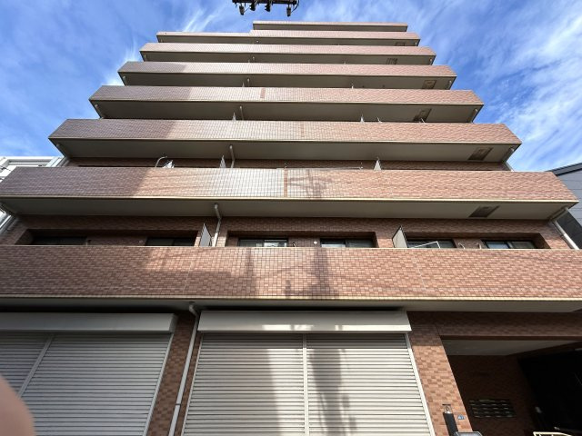何もなさそうで意外となにかはある地。それが西横浜。何と言っても横浜駅まですぐの距離感は、毎日のこととなると見逃せない高ポイント！室内仕様もGOODな『リブゼ西横浜』リノベーションの外観|外観も気になるポイント