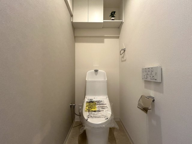 何もなさそうで意外となにかはある地。それが西横浜。何と言っても横浜駅まですぐの距離感は、毎日のこととなると見逃せない高ポイント！室内仕様もGOODな『リブゼ西横浜』リノベーションのトイレ|落ち着いたトイレです