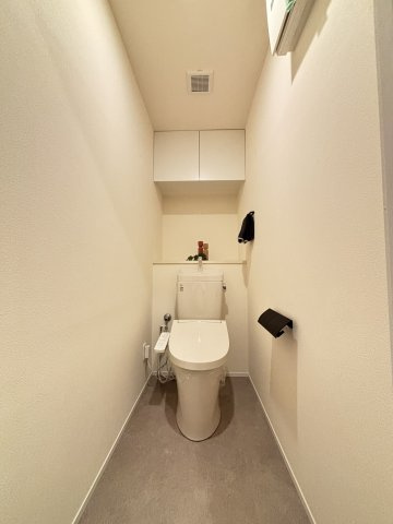 藤和シティーホームズ神戸花隈のトイレ|温水洗浄便座付きトイレに新規交換済。トイレットペーパー等の保管に便利な上部吊戸棚を備えています。