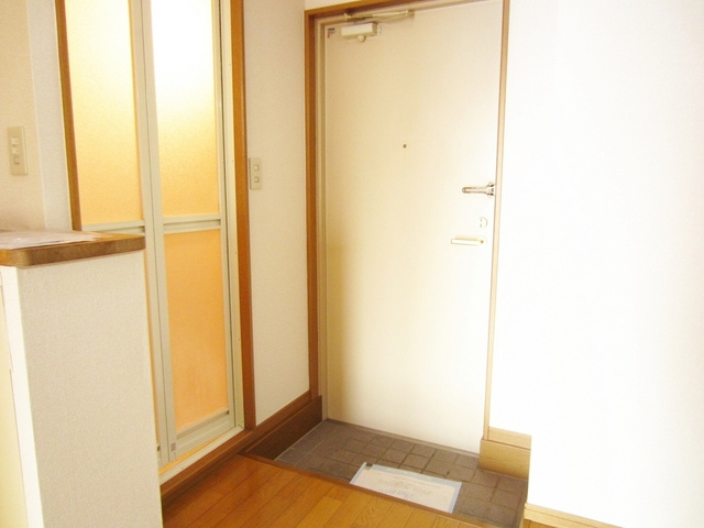 シャトーすずらんの玄関|ちょっとした靴箱も置けるゆとりの玄関！