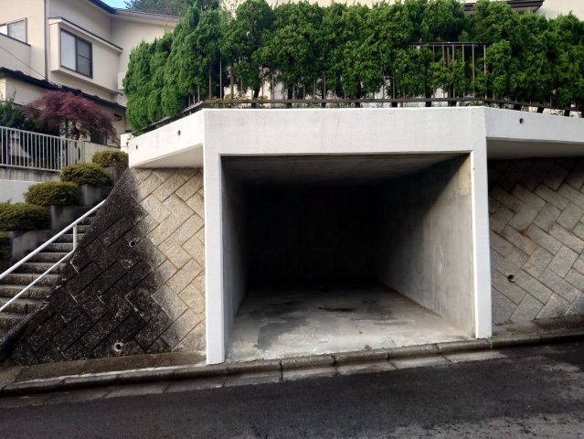 山岸３丁目貸家の駐車場