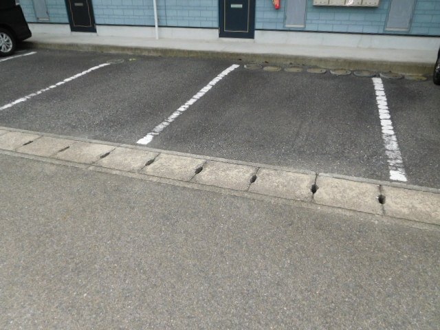 トラミッドタナカの駐車場