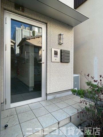 大阪市西淀川区千舟３丁目のアパートのエントランス