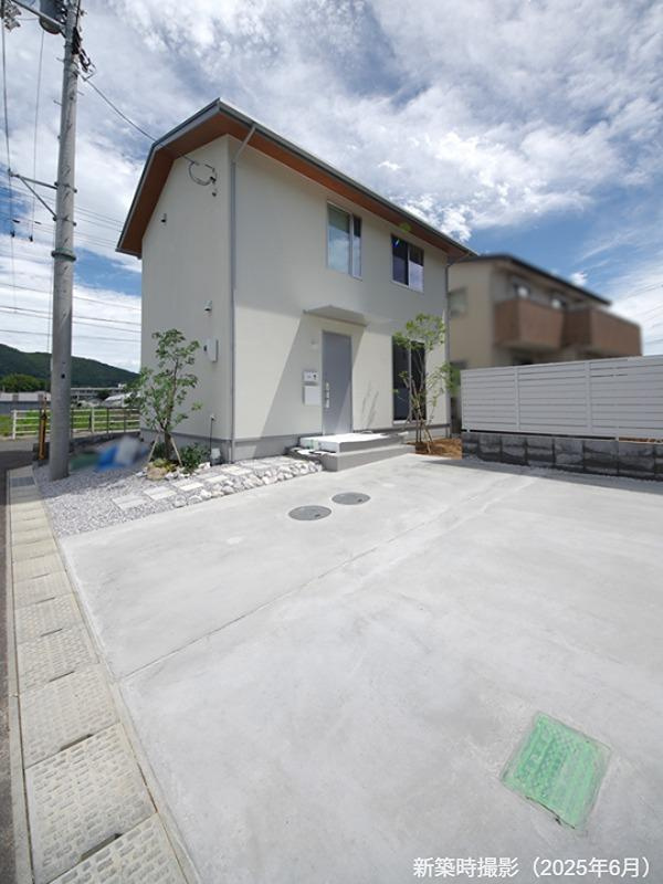 土佐市蓮池　中古戸建　【築浅物件】の駐車場
