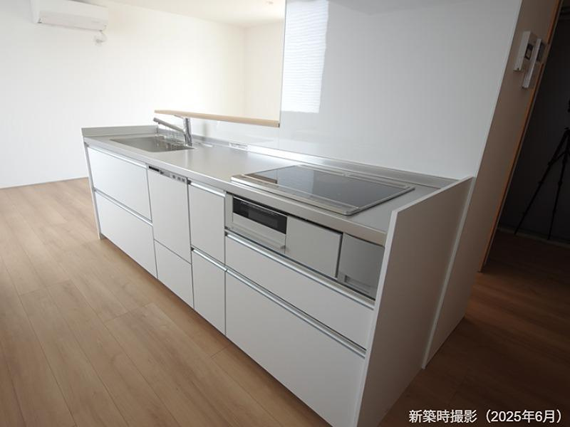 土佐市蓮池　中古戸建　【築浅物件】のキッチン|システムキッチン　
・３口コンロ＆グリル　・ＩＨクッキングヒ－タ－　・食器洗浄乾燥機