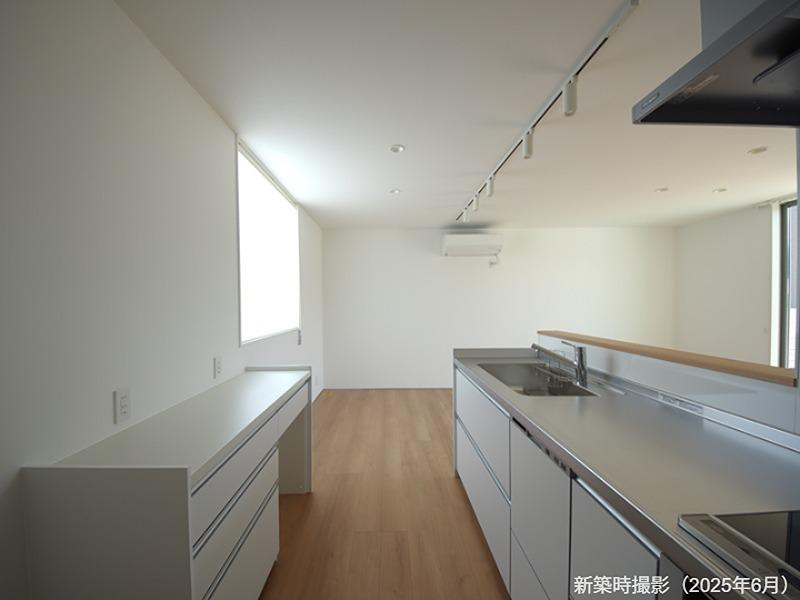 土佐市蓮池　中古戸建　【築浅物件】のキッチン|システムキッチン　
・３口コンロ＆グリル　・ＩＨクッキングヒ－タ－　・食器洗浄乾燥機